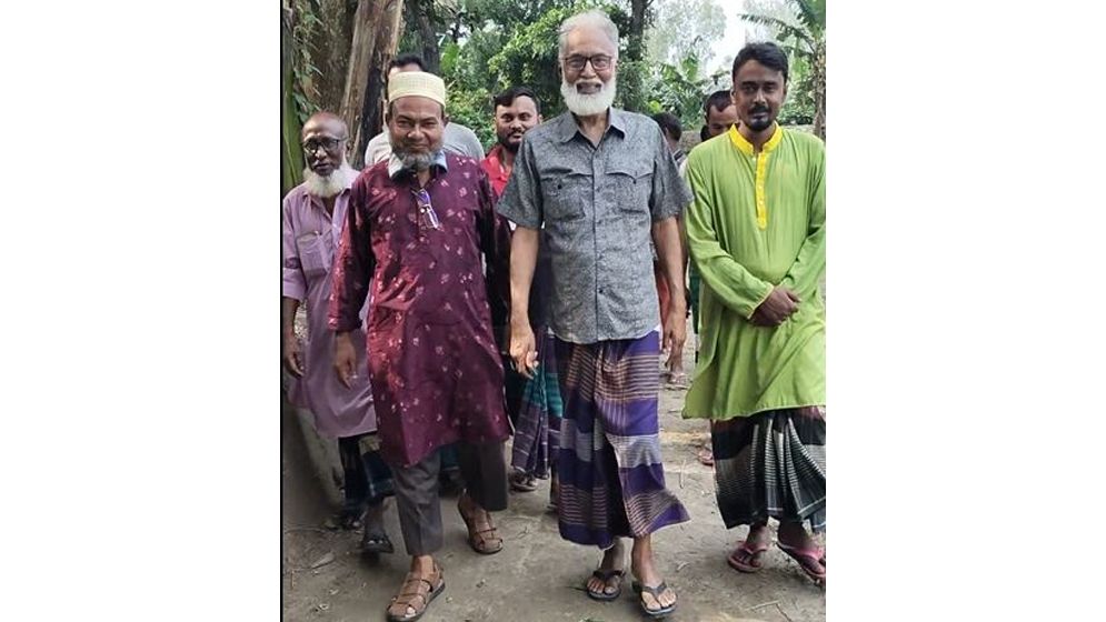 নিজের জমি ছেড়ে রাস্তা সোজা করলেন সাবেক অডিট অফিসার