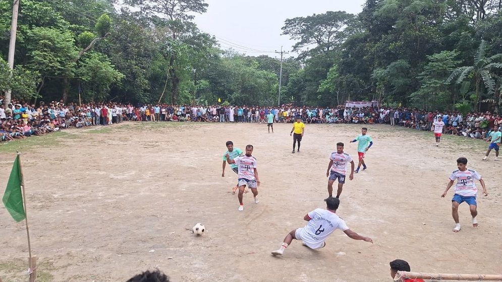 রুদ্ধশ্বাস লড়াইয়ে মুখরিত নোয়াপাড়া মাঠ, ফুটবল উৎসবে মেতেছিল এলাকাবাসী