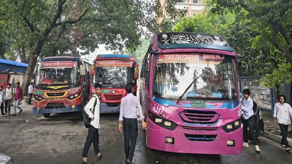 শিক্ষার্থী হয়রানির অভিযোগে ঢাকা পলিটেকনিকে আজমেরী পরিবহনের বাস আটক