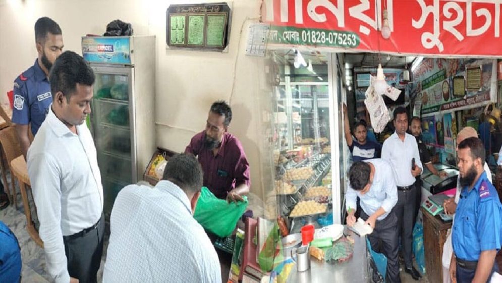 চাঁদপুর কচুয়ায় সাচার বাজারে অস্বাস্থ্যকর পরিবেশে খাদ্য তৈরি: ৫ দোকানকে জরিমানা