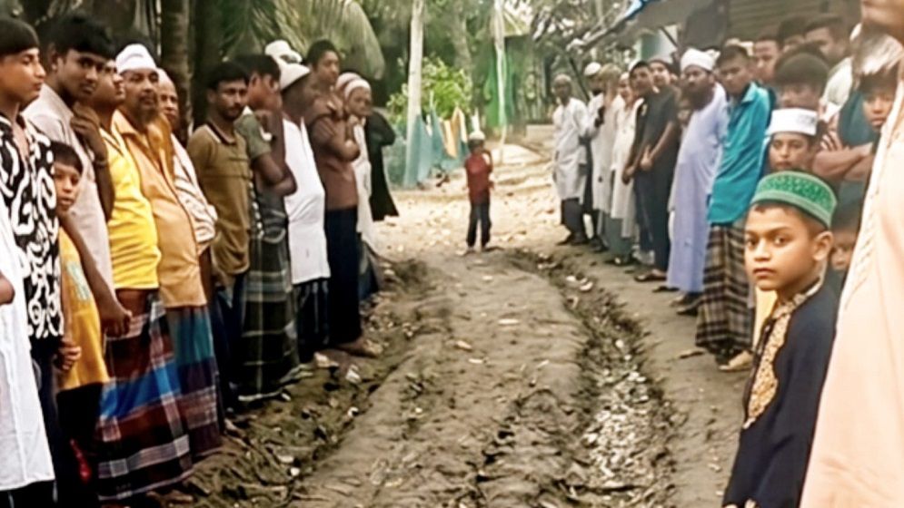 রাস্তার বক্স কেটে  লাপাত্তা ঠিকাদার, চরম বিপাকে এলাকাবাসী