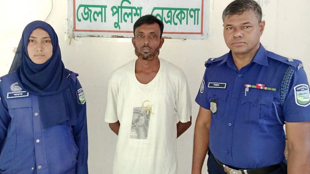 ভাইরাল ভিডিওর জেরে গ্রাম পুলিশ আটক, সাময়িক বরখাস্ত