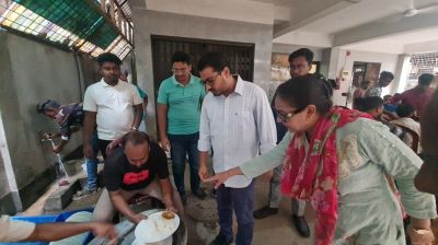 অর্ধশতাধিক পরিচ্ছন্নতাকর্মীকে মধ্যাহ্নভোজ করালেন ছাত্রদল নেতা আদিত্য