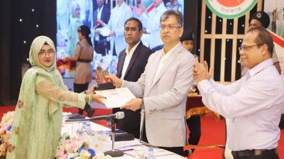 চাঁদপুরের মেয়ে সামিরার সাফল্য: জাতীয় রচনা প্রতিযোগিতায় দ্বিতীয় স্থান অর্জন