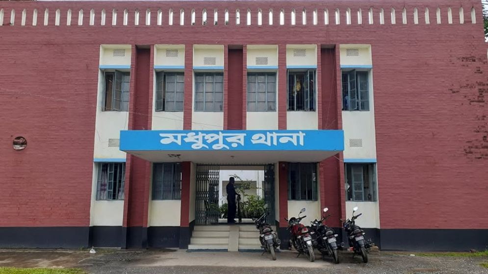 টাঙ্গাইলে ট্রাক-বাসের সংঘর্ষে নিহত ৩