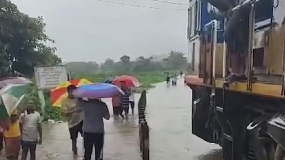 পানির নিচে রেললাইন, কক্সবাজারগামী ‘পর্যটক এক্সপ্রেস’ আটকা