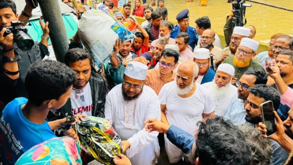 বন্যাদুর্গতদের মাঝে ত্রাণ বিতরণ করলেন বিরোধীদলীয় নেতা