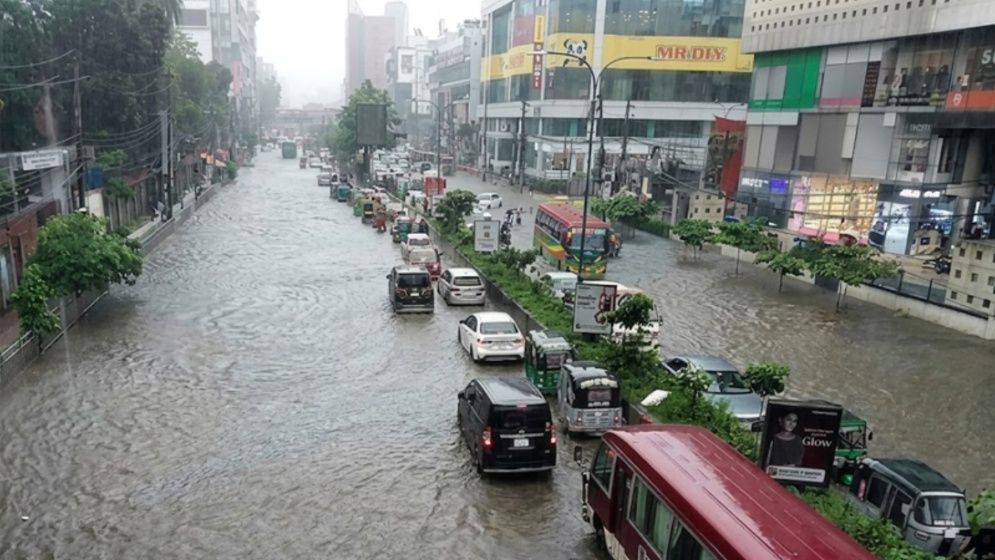 রাজধানীতে টানা বৃষ্টিতে স্থবির জনজীবন