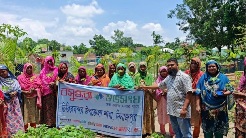 চিরিরবন্দরে বসুন্ধরা শুভসংঘের উদ্যোগে সবজির চারা বিতরণ