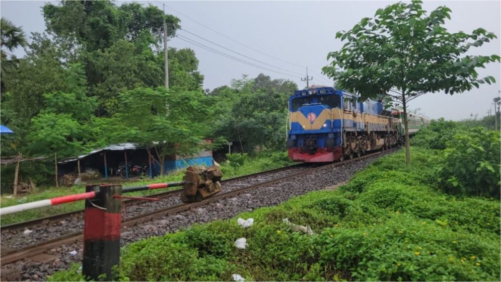 রাবি শিক্ষার্থীদের অবরোধ প্রত্যাহার, ৮ ঘণ্টা পর রাজশাহীর সঙ্গে ট্রেন চলাচল শুরু
