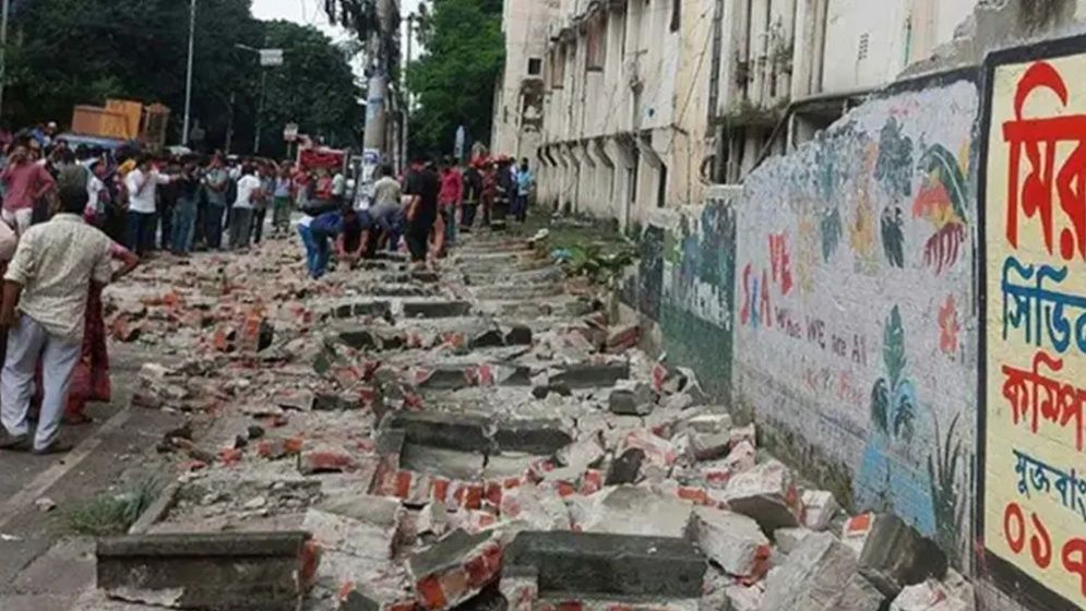 রাজধানীতে টিসিবির পণ্য কেনার সময় দেয়াল ধস, নিহত ২
