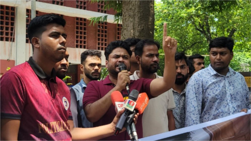 লাইব্রেরিতে হামলার উদ্দেশ্যই ছিল ৭১ এ জামায়াত শিবিরের সংরক্ষিত অপকর্ম মুছে ফেলা: রাবি ছাত্রদল সভাপতি