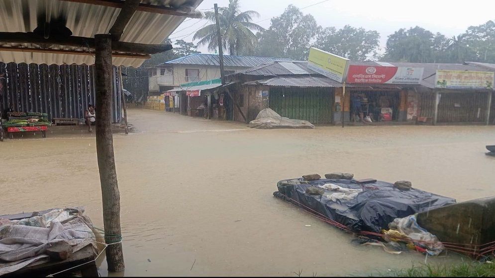 টানা বর্ষণে বিপর্যস্ত কক্সবাজার, ৩৫ ইউনিয়ন প্লাবিত
