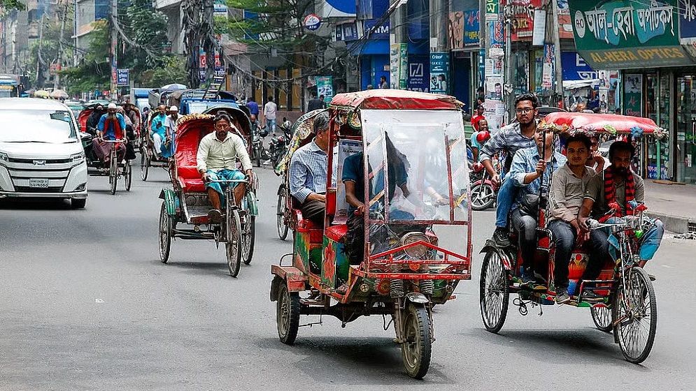 ঢাকার প্রধান সড়কে ব্যাটারিচালিত রিকশার দৌরাত্ম্য: জননিরাপত্তা ও নগর ব্যবস্থাপনায় বড় চ্যালেঞ্জ