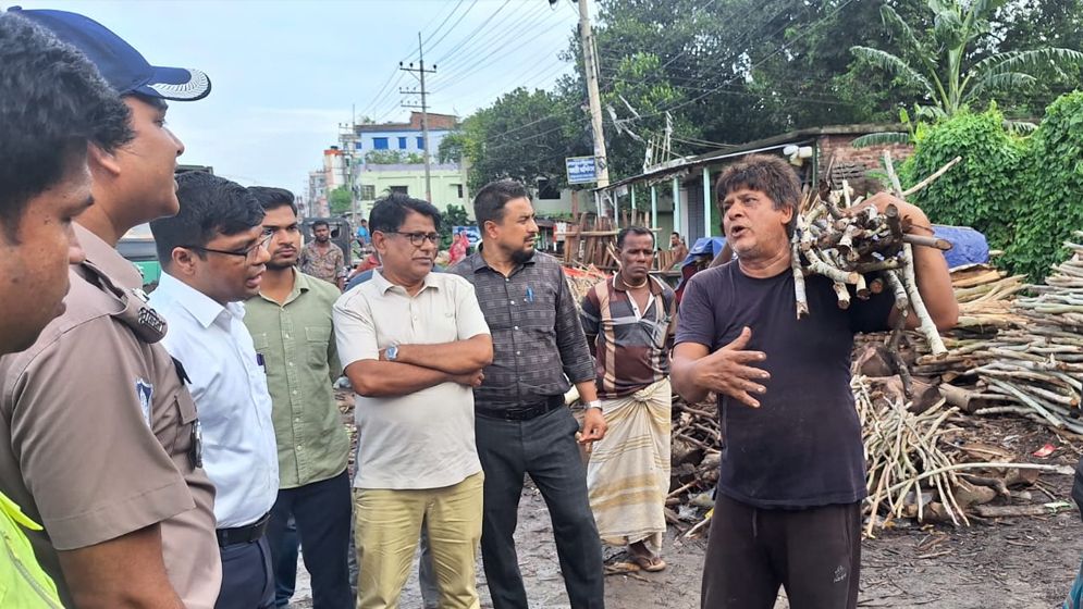 শেরপুরে লাইসেন্সবিহীন দুই স মিলকে ২০ হাজার টাকা জরিমানা, মহাসড়ক থেকে কাঠ জব্দ