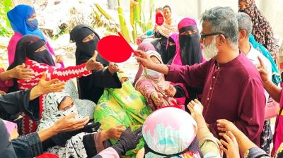 এইচএসসি পরীক্ষাকেন্দ্রে অভিভাবকদের মাঝে পানি ও হাতপাখা বিতরণ
