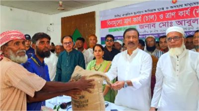 মনোহরগঞ্জে দুস্থ ও অসহায়দের মাঝে বিনামূল্যের চাল এবং নগদ অর্থের চেক বিতরণ