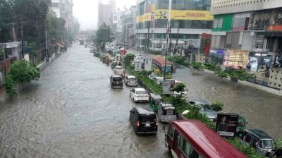 রাজধানীতে টানা বৃষ্টিতে স্থবির জনজীবন