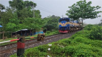 রাবি শিক্ষার্থীদের অবরোধ প্রত্যাহার, ৮ ঘণ্টা পর রাজশাহীর সঙ্গে ট্রেন চলাচল শুরু