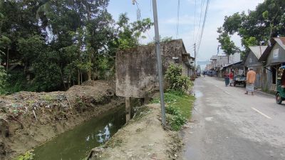 অবৈধ স্থাপনা উচ্ছেদ না করেই খাল খনন, স্থানীয়দের ক্ষোভ