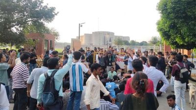 শিক্ষামন্ত্রীর পদত্যাগ দাবিতে সংসদ ভবনের সামনে শিক্ষার্থীদের অবস্থান