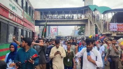 শিক্ষামন্ত্রীর পদত্যাগ দাবিতে শিক্ষা মন্ত্রণালয় অভিমুখে শিক্ষার্থীদের লংমার্চ