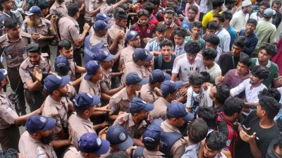 সায়েন্সল্যাব ছেড়ে শিক্ষা বোর্ড অভিমুখে শিক্ষার্থীরা, পথে পুলিশি বাধা