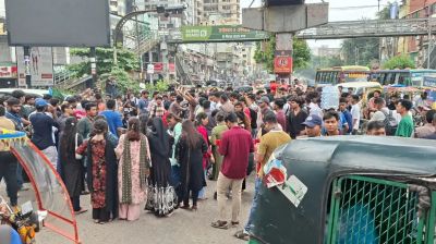 শিক্ষামন্ত্রীর পদত্যাগের দাবিতে সায়েন্স ল্যাব মোড় অবরোধ