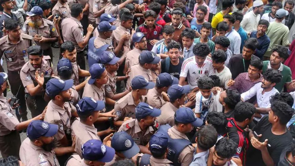 সায়েন্সল্যাব ছেড়ে শিক্ষা বোর্ড অভিমুখে শিক্ষার্থীরা, পথে পুলিশি বাধা