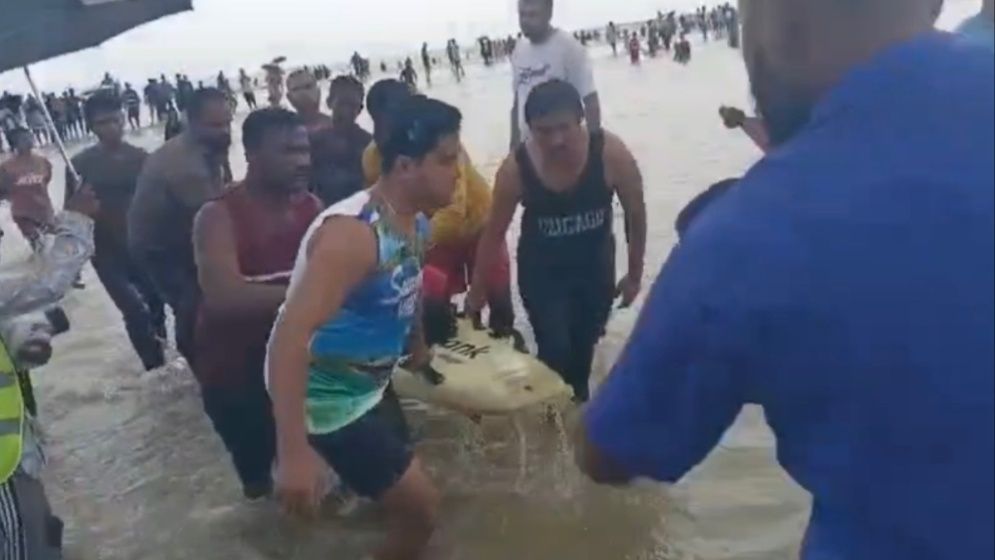কক্সবাজার সৈকতে প্রাণ গেল পর্যটকের