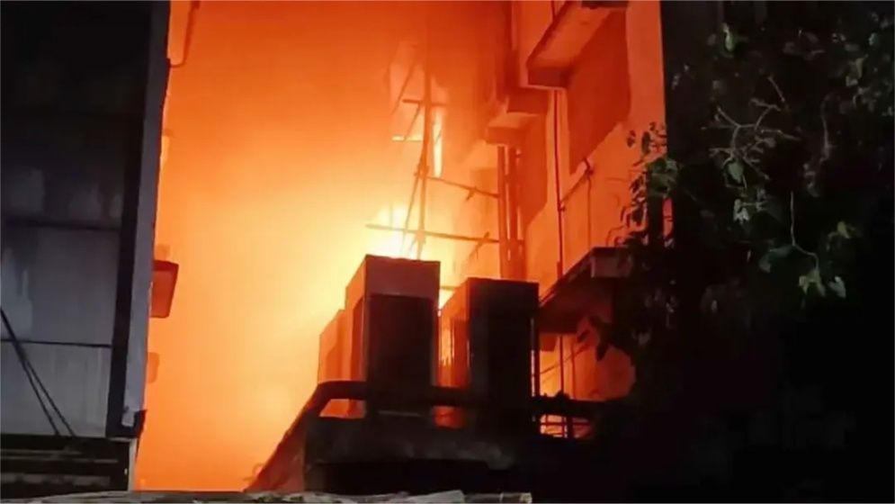 কলকাতায় নিউমার্কেটে হোটেলে আগুন, ৯ বাংলাদেশির মৃত্যু