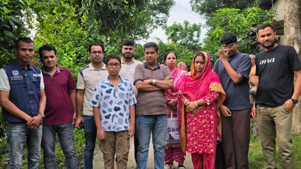সপরিবারে আত্মগোপনে থাকা আলোচিত স্বর্ণ ব্যবসায়ী পিন্টুদাস পরিবারসহ উদ্ধার