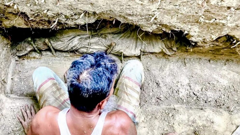 স্ত্রীর কবর খননের সময় মিলল ২৪ বছর  আগে দাফন করা স্বামীর অক্ষত মরদেহ