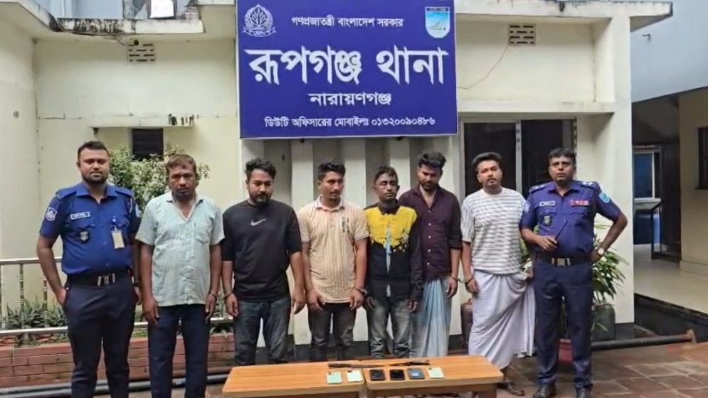 রূপগঞ্জে রিসোর্টে সংঘবদ্ধ ডাকাতি: লুণ্ঠিত মালামাল, অস্ত্র ও মাইক্রোবাসসহ ৬ ডাকাত গ্রেপ্তার