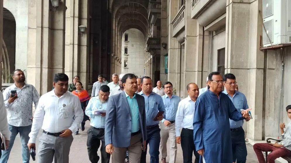 ডিএসসিসি কর্মকর্তাদের উপস্থিতি যাচাইয়ে নগর ভবন আকস্মিক পরিদর্শন