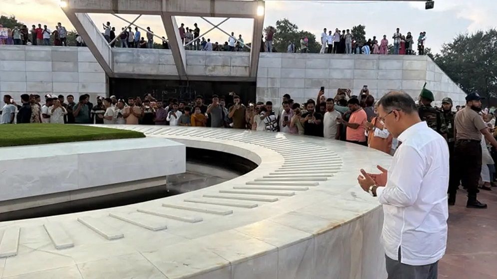 রাষ্ট্রপতি নির্বাচনের পর শহীদ রাষ্ট্রপতি জিয়াউর রহমান ও খালেদা জিয়ার কবর জিয়ারত করলেন প্রধানমন্ত্রী