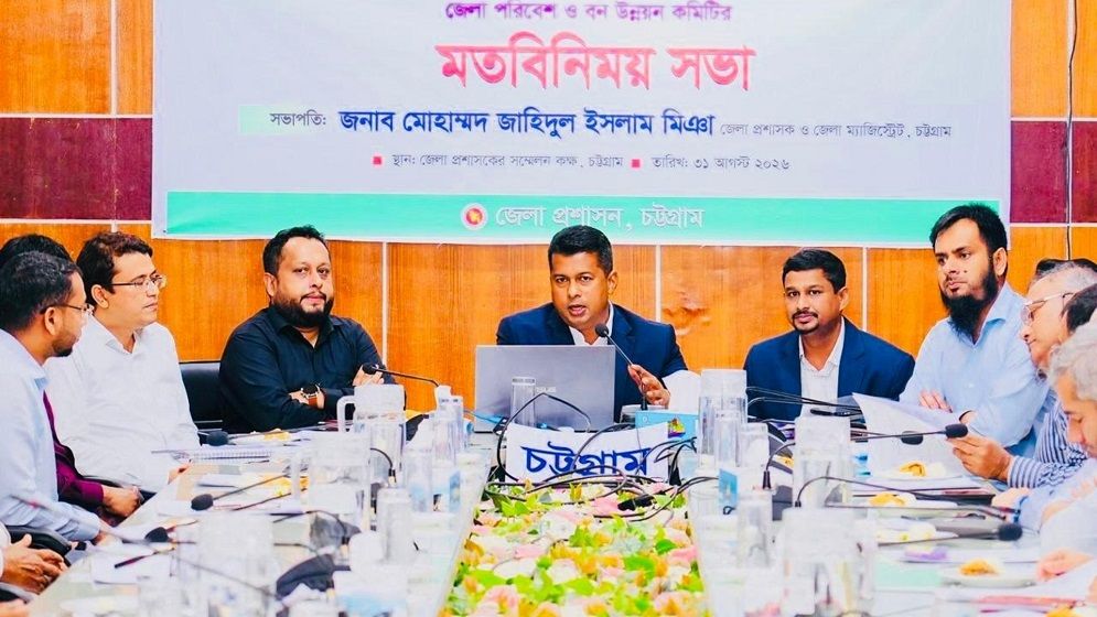প্লাস্টিক বর্জ্যে চিড়িয়াখানা দর্শন, ডিসি জাহিদের ব্যতিক্রমী উদ্যোগ
