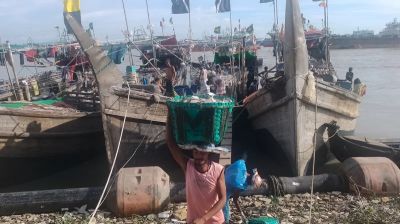 সাগরে মিলছে না ইলিশ হতাশ জেলেরা