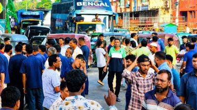 চট্টগ্রামে গ্যাস না পেয়ে সড়ক অবরোধ বিক্ষুব্ধ চালকদের