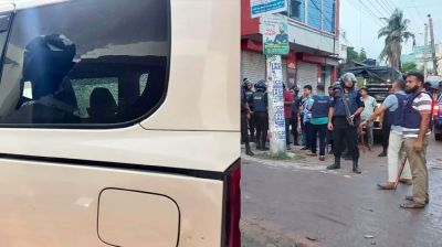 কুষ্টিয়ায় এমপি আমির হামজার গাড়িতে হামলা, সংঘর্ষে আহত ১০