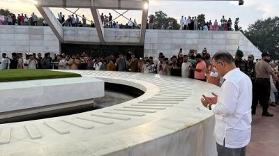 রাষ্ট্রপতি নির্বাচনের পর শহীদ রাষ্ট্রপতি জিয়াউর রহমান ও খালেদা জিয়ার কবর জিয়ারত করলেন প্রধানমন্ত্রী