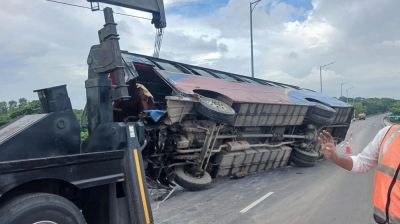 পদ্মা সেতুর ঢালে বাস উল্টে ৮ জন আহত