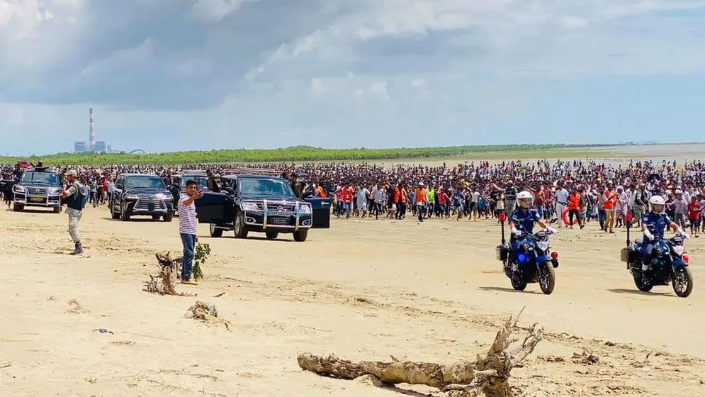 বন্যার্তদের ঘরের চাবি তুলে দিতে বাঁশখালী পৌঁছেছেন প্রধানমন্ত্রী