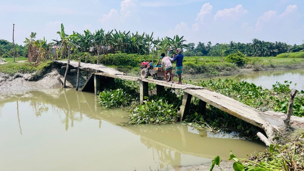 সেতু ধসে দুর্ভোগে ৫ হাজার গ্রামবাসী, ভরসা বাঁশের চাটাই-ভেলা