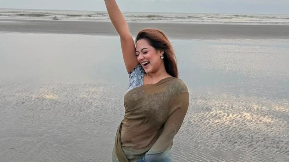 সমুদ্রপাড়ে নতুন লুকে দীঘি, ভক্তদের কৌতূহল