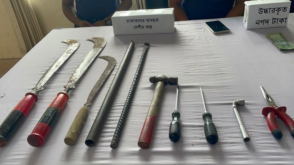 নরসিংদীতে লুণ্ঠিত পিকআপসহ আন্তঃজেলা ডাকাত দলের ৫ সদস্য গ্রেপ্তার