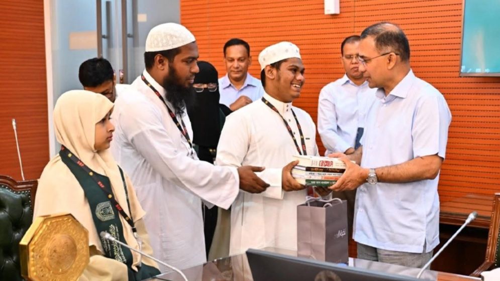 আন্তর্জাতিক কুরআন প্রতিযোগিতায় বিজয়ীদের সংবর্ধনা দিলেন প্রধানমন্ত্রী