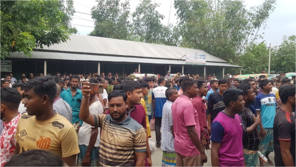 সারের দাবিতে কুড়িগ্রামে ফের মহাসড়ক অবরোধ-কৃষি কর্মকর্তা অবরুদ্ধ