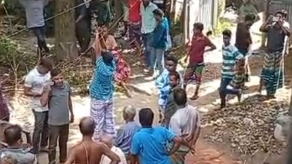 আদালতের নিষেধাজ্ঞা অমান্য করে সামাউন গ্রুপের অস্ত্র নিয়ে সংখ্যালঘু পরিবারের বসতভিটা দখল