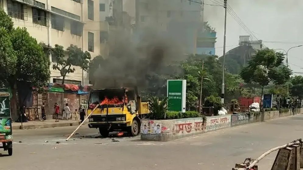 মিরপুরে ফুটপাত উচ্ছেদ অভিযানে বাধা, সিটি করপোরেশনের গাড়িতে আগুন